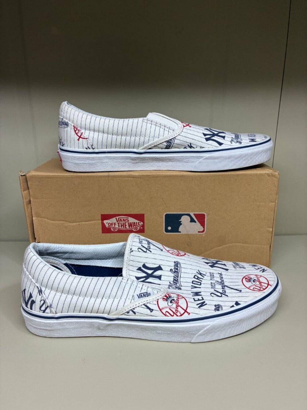 Vans Classic Slip-On MLB New York Yankees White Men's Size 11 VN0A38F7PQ1 Rare